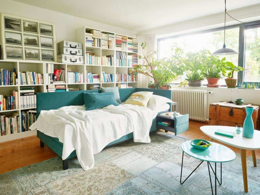 Liege Joka Max mit integrierten Nachtkästchen